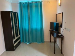 TAMIM SUITE GROUP HOTEL Dungun的电视和/或娱乐中心