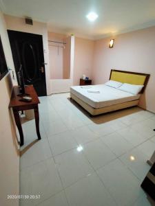 TAMIM SUITE GROUP HOTEL Dungun客房内的一张或多张床位