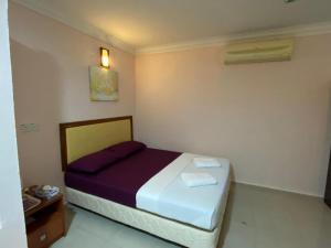 TAMIM SUITE GROUP HOTEL Dungun客房内的一张或多张床位