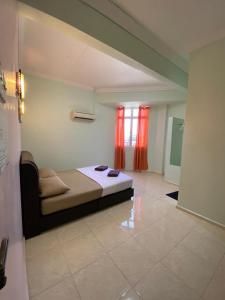 TAMIM SUITE GROUP HOTEL Dungun客房内的一张或多张床位
