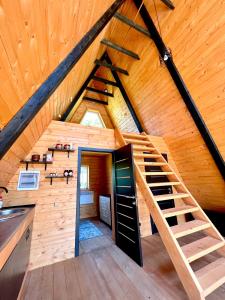 eine Holzhütte mit einer Treppe im Dachgeschoss in der Unterkunft Blackcherry_Ukraine in Chereshenka