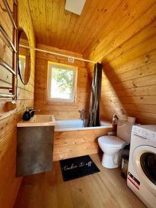 ein Badezimmer mit einer Badewanne, einem WC und einem Waschbecken in der Unterkunft Blackcherry_Ukraine in Chereshenka