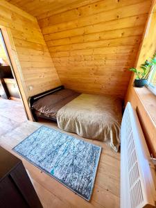 una piccola camera con un letto in una piccola casa di Blackcherry_Ukraine a Chereshenka