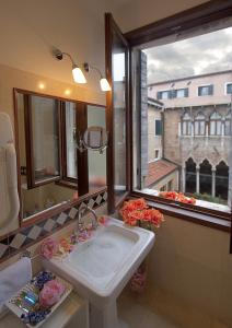 Gallery image of Hotel Al Ponte Dei Sospiri in Venice