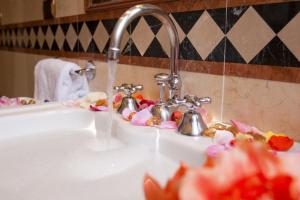 um lavatório de casa de banho com água a correr de uma torneira em Hotel Al Ponte Dei Sospiri em Veneza