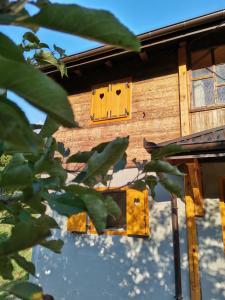 une boîte jaune sur le côté du bâtiment dans l'établissement Vikendica Jagodica, à Ivanjica