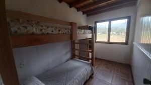 a room with two bunk beds and a window at Hostel e Camping Vale Mirante da Rocha in Timbe do Sul