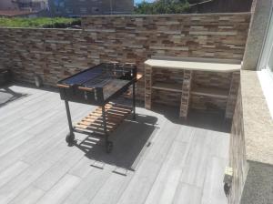 - un barbecue et une table sur une terrasse dans l'établissement La Terraza de Castelao, à O Grove