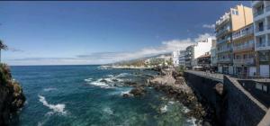 uma vista para o oceano a partir de uma cidade com edifícios em Apartamento en Paraíso San Telmo em Puerto de la Cruz