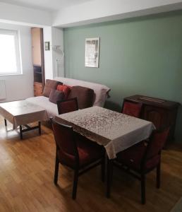 salon ze stołem i kanapą w obiekcie apartment24 w mieście Skopje