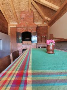 Cette chambre dispose d'une grande table et d'une cheminée. dans l'établissement Vikendica Jagodica, à Ivanjica