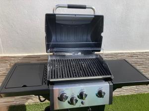 una parrilla de barbacoa sobre una mesa en Casa Soleada, en La Oliva