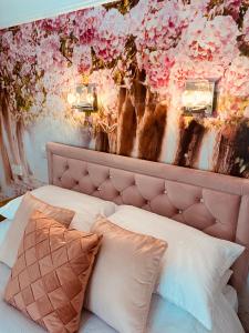 All Seasons Bed & Breakfast - Adults Only في ويستون سوبر مير: غرفة نوم مع جدار جداري من الزهور