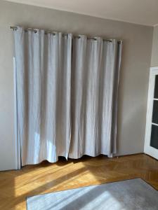 Posteľ alebo postele v izbe v ubytovaní Roland Apartment Downtown - Pozsonyi