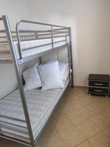 un letto a castello con due cuscini bianchi sopra di Domek pod brzozami a Grzybowo