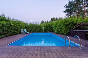 una pequeña piscina en una terraza de madera en Apartamenty Wakacyjna Wioska Ngô 20m od Suntago, en Mszczonów