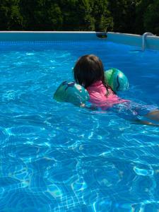 ein kleines Kind im Pool in der Unterkunft Ferienwohnung Blumerhaus in Mitlödi in Mitlödi