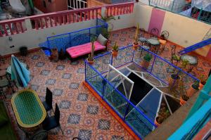 einen Blick über ein Zimmer mit einem Tisch und Stühlen in der Unterkunft Sindi Sud in Marrakesch