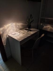 a desk with a lamp on it in a dark room at La Casa Dei Sogni in Gallico