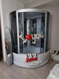 TV con corazón en una habitación en La Casa Dei Sogni, en Gallico