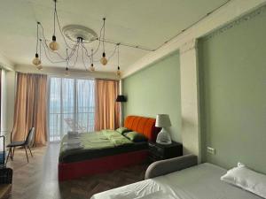 Habitación de hotel con 2 camas y ventana en Claude Monet Seaside Hotel en Grigoleti