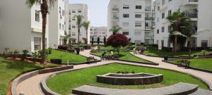 a park with a fountain in the middle of a building at Appartement Résidence fermée in Casablanca