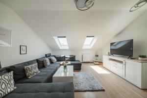 a living room with a couch and a flat screen tv at City Lodge Vienna in Vienna