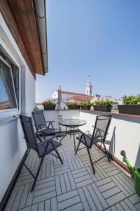 patio con mesa y sillas en el balcón en City Lodge Vienna en Viena
