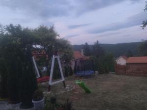 un cortile con parco giochi e altalene di Bor, Savaca - Porodicna Vikendica za Izdavanje a Bor
