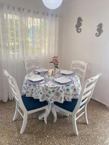 mesa de comedor con mantel azul y blanco en Beachfront Apartment, Quiet 4 Beds, 1 Bath, AC, Wi-Fi, Hot Water, in Paraiso near Los Patos en Paraíso