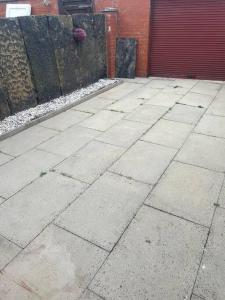 uma calçada de concreto em frente a um edifício em Comfortably furnished 2 bedroom home in Bolton em Bolton