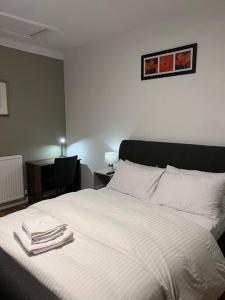Säng eller sängar i ett rum på Comfortably furnished 2 bedroom home in Bolton