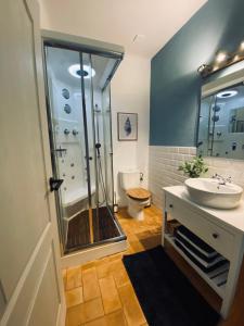 een badkamer met een douche, een wastafel en een toilet bij Cal Robusto, Apartament in Masía with horses in Siurana