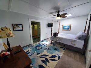 sala de estar con cama y ventilador de techo en Fern Acres Bed and Breakfast en Mountain View