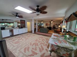 ein Wohnzimmer mit einem Tisch und einer Küche in der Unterkunft Fern Acres Bed and Breakfast in Mountain View