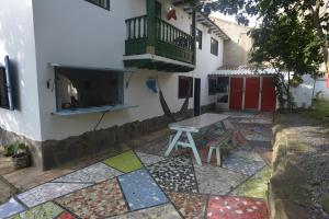 patio ze stołem i budynkiem w obiekcie RAPSoDIA HOSTEL w mieście Villa de Leyva