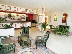 un hall avec des chaises et des tables ainsi qu'une salle d'attente dans l'établissement Le Chagny, à Chagny