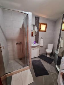 Phòng tắm tại Apartment Tomanovic