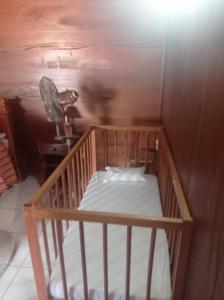 Ce lit superposé en bois se trouve dans un dortoir doté d'une lampe. dans l'établissement Villavacances, à Bouillante