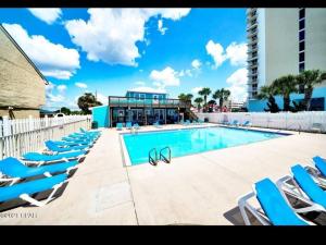 Bazén v ubytování Gulf Highlands Resort Walk to Beach 5 minutes nebo v jeho okolí