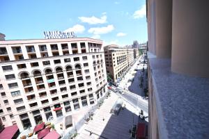 uma vista para uma cidade com edifícios e uma rua em AVENUE RESIDENCE by AY North Avenue em Yerevan