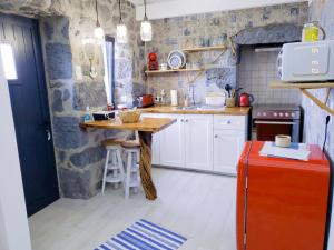 una pequeña cocina con una mesa de madera. en Casa Mar do Triângulo en Horta