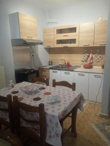 eine Küche mit einem Tisch und einem Tischtuch darauf in der Unterkunft Haras'house in Asvestokhórion