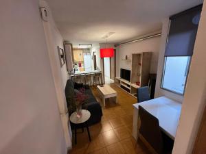 z widokiem na salon i kuchnię w obiekcie Residencia Vista Alegre w Santiago de Compostela