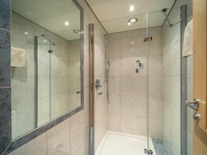 Apartment Pfister في كالتنباش: حمام مع دش مع باب زجاجي