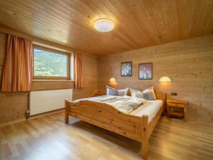 Apartment Pfister في كالتنباش: غرفة نوم بسرير في غرفة خشبية