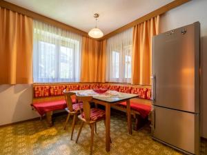 ein Esszimmer mit einem Tisch und einem Kühlschrank in der Unterkunft Tiroler Gästehaus in Zell am Ziller