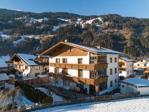 ein Haus in den Bergen mit Schnee auf dem Boden in der Unterkunft Tiroler Gästehaus in Zell am Ziller