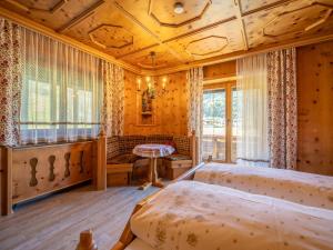 ein Schlafzimmer mit 2 Betten und einem Tisch darin in der Unterkunft Tiroler Gästehaus in Zell am Ziller