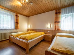 1 dormitorio con 2 camas y techo de madera en Erhart 1, 